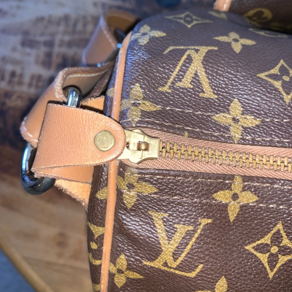 Louis Vuitton duffle bag with exterior pockets - Picture 9 of 16